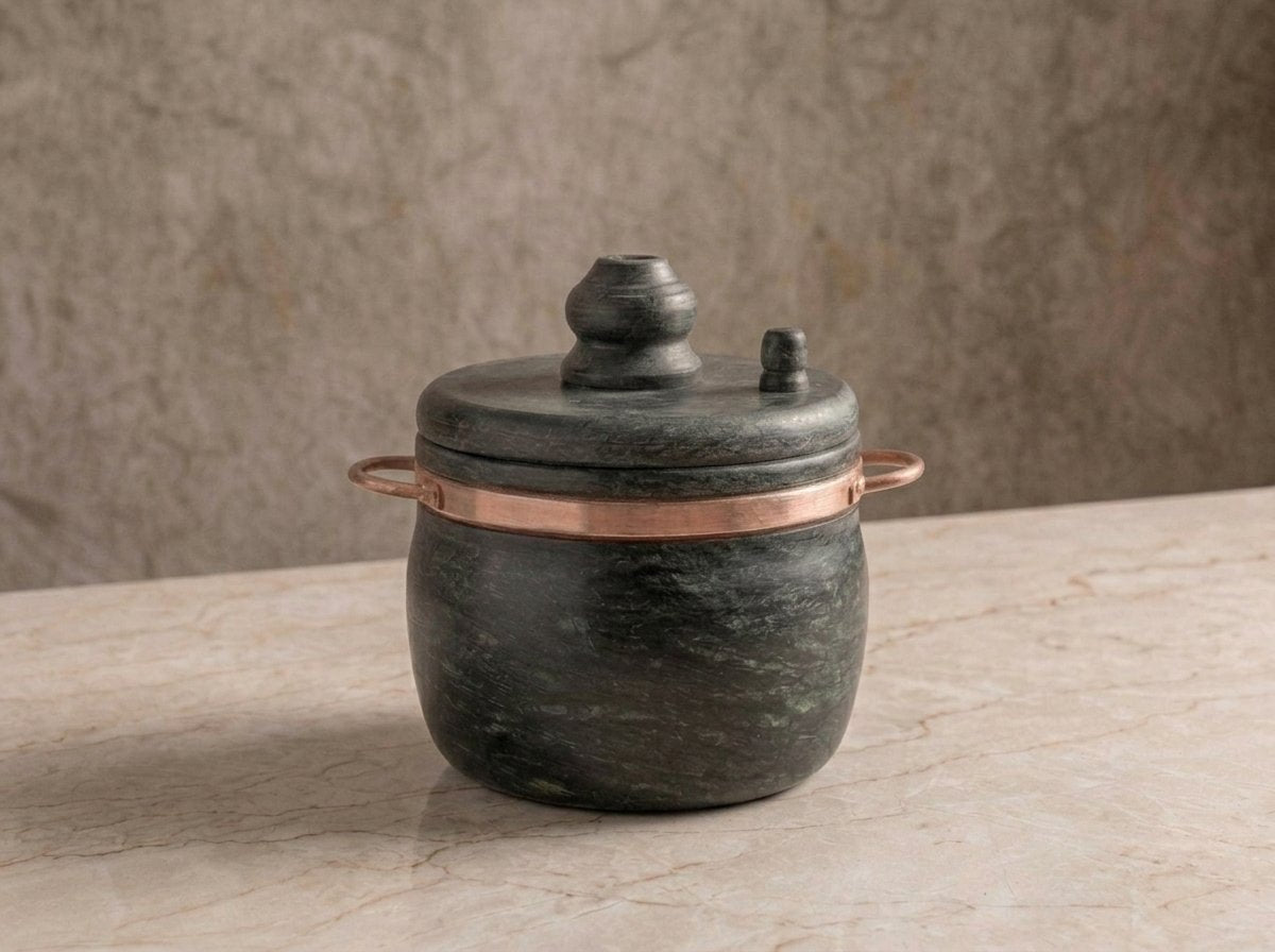 Panela de pressão de pedra sabão com alça de cobre